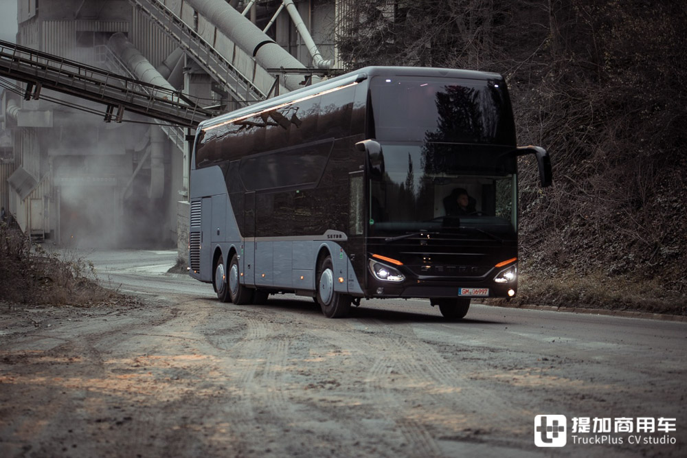 双层巴士房车改装图,可升顶的双层巴士房车