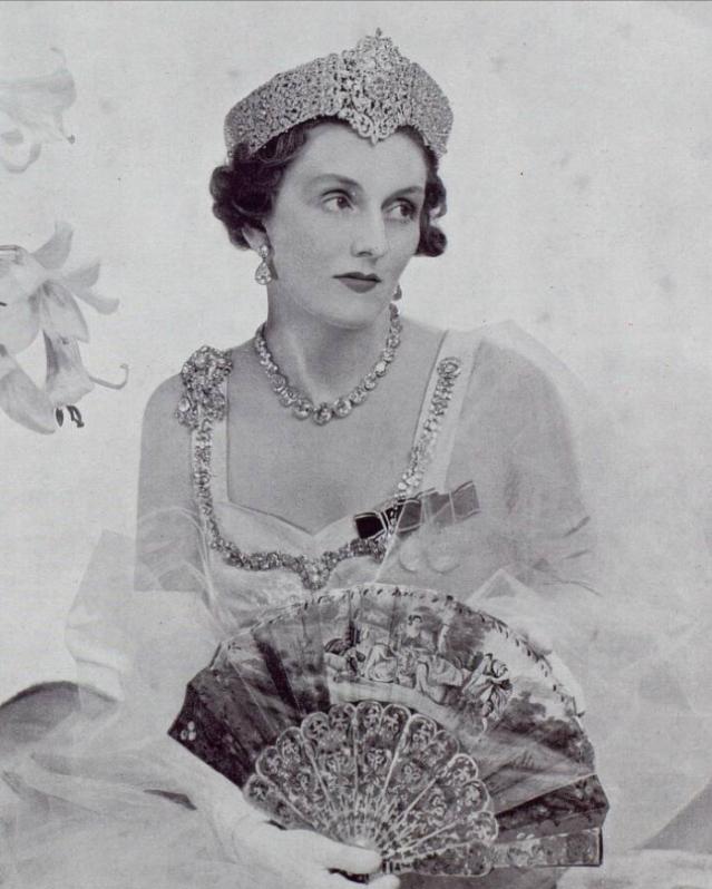 英国皇室最大的两顶王冠,英国最重的王冠