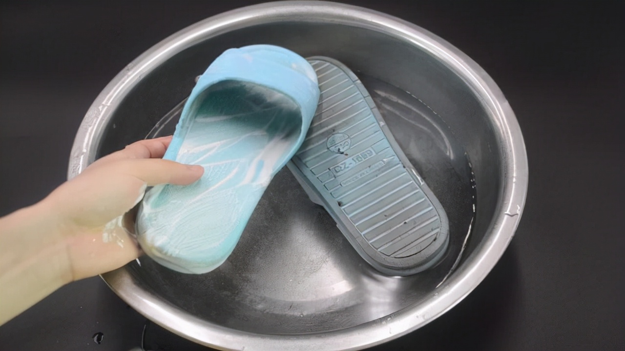 不管拖鞋多脏，教你“土方法”，拖鞋立马变干净