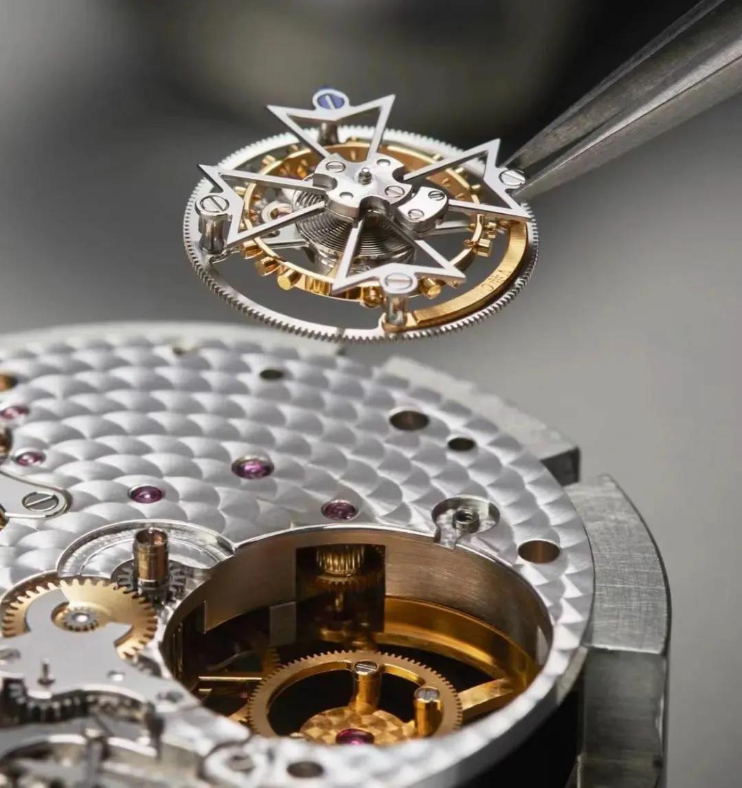 陀飞轮手表为什么这么值钱,偏心陀飞轮和同轴陀飞轮哪个贵