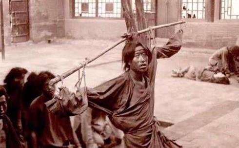 街头出现会写诗的“狗熊”，真相泯灭人性：此非熊而是人