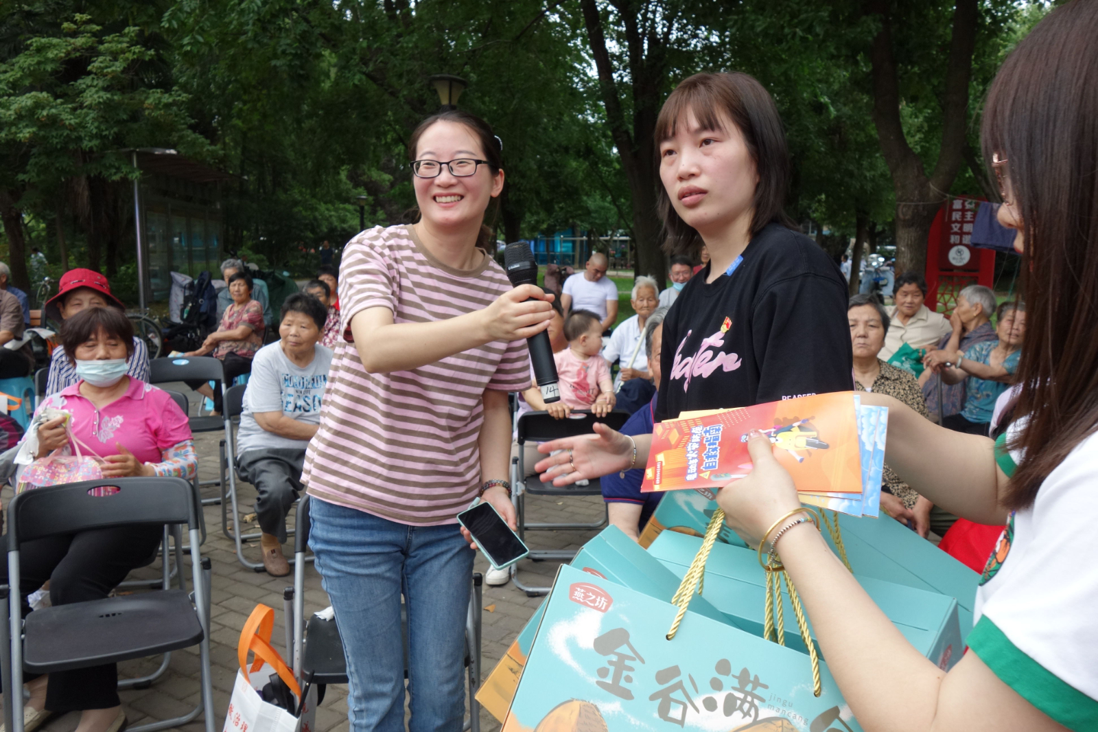 赴梅林花园社区开展主题党日活动,杨柳湖社区举办主题党日活动