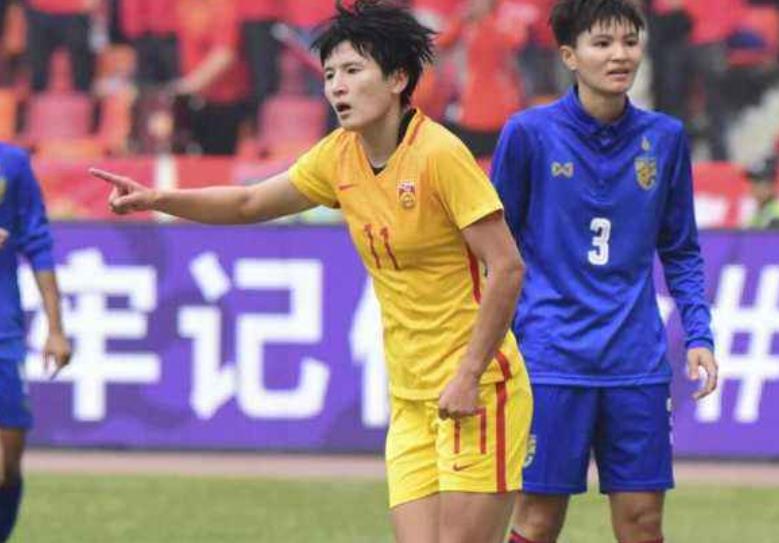 女足队员秀腹肌视频,女足队长秀六块腹肌