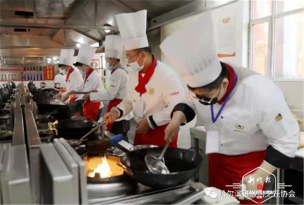 哈尔滨餐饮江湖：厨师告急，机器人发力