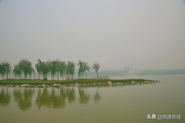 路多了，楼高了，郑州白沙镇今非昔比，小片麦田显示着这里的过去