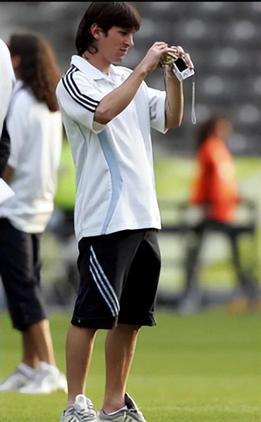 梅西获得金球奖c罗握手梅西,梅西工资卡给老婆