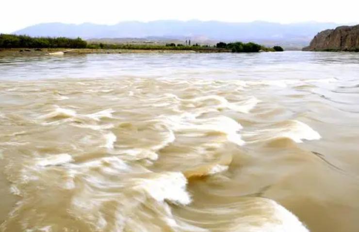 离谱！开天辟地头一遭，农民用黄河水浇地，竟然也要收费了？