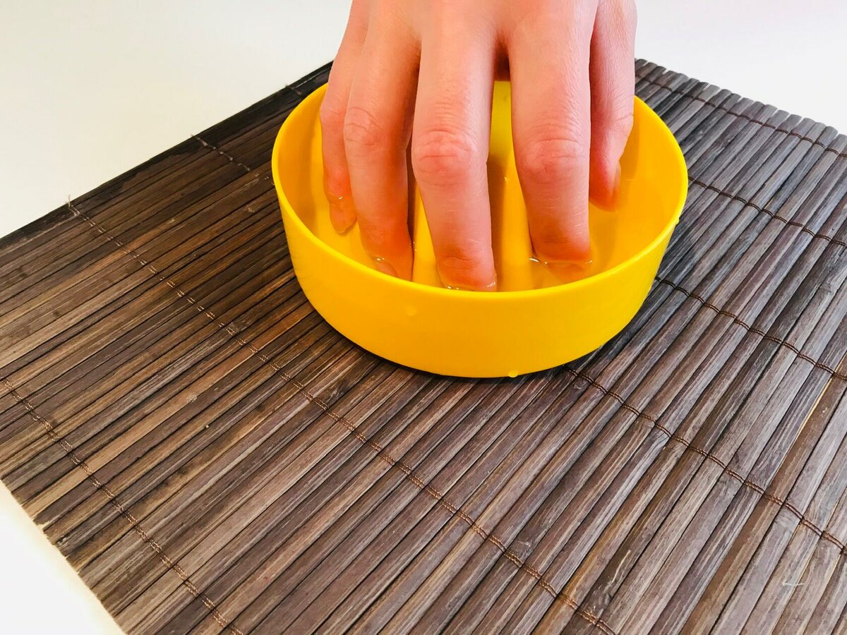 指甲有凹凸的波浪纹是什么原因,指甲渐变有条纹怎么解决