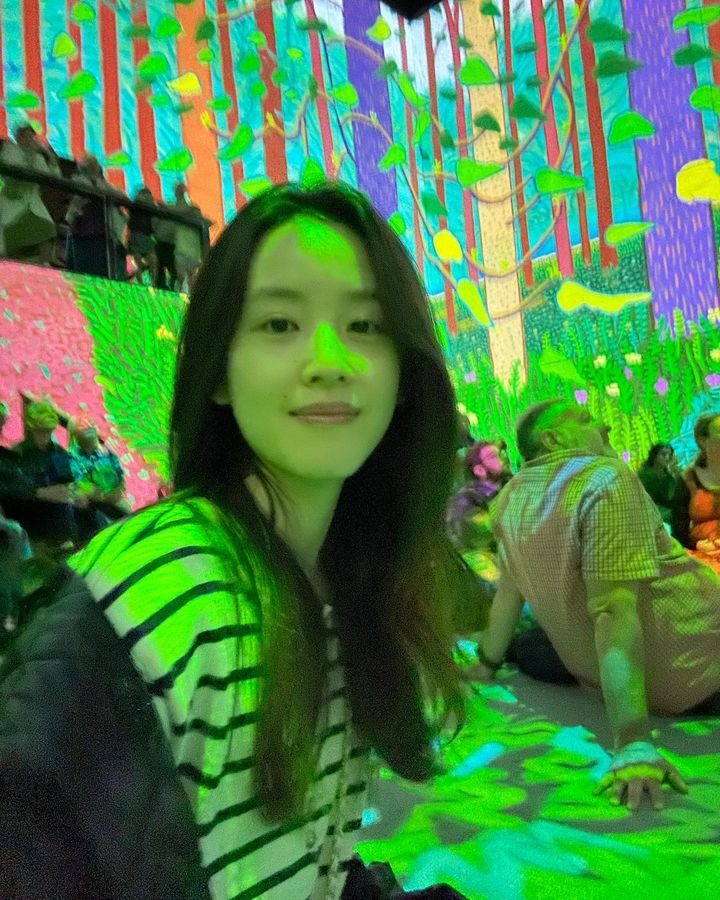 章泽天挺着孕肚登上杂志封面,章泽天罕见现身戛纳晚宴