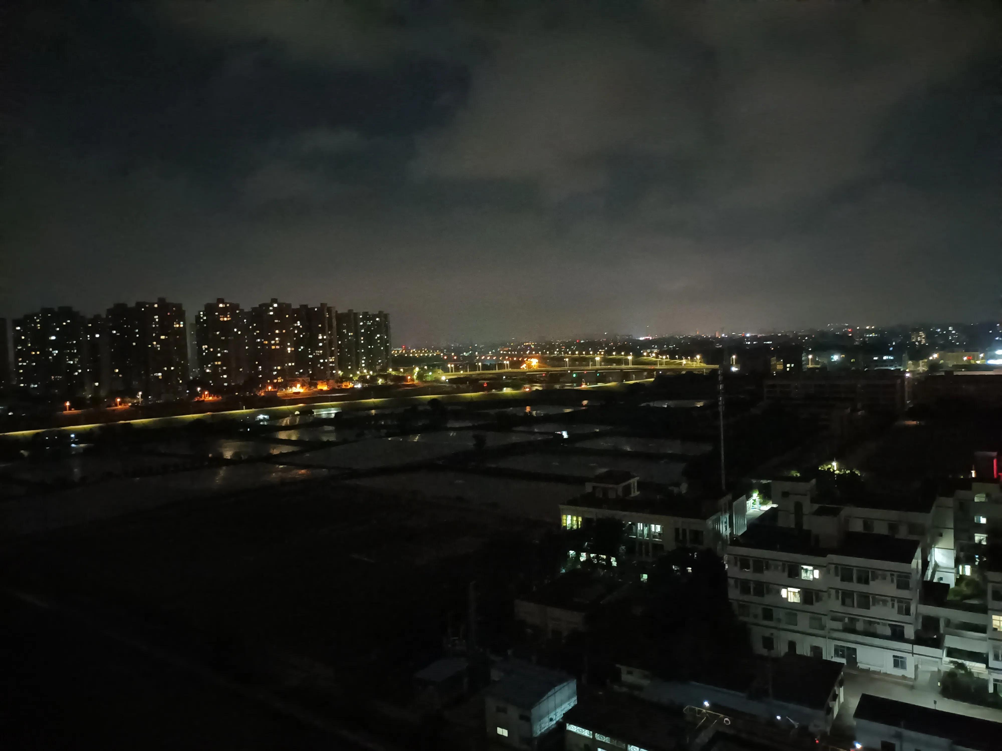 弟弟五一回家到处炫耀还指责哥哥不回，哥哥:父母生病只有我照顾