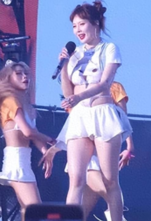 半露*裤内**、露下乳，这些女明星把“诱惑”玩到了极限