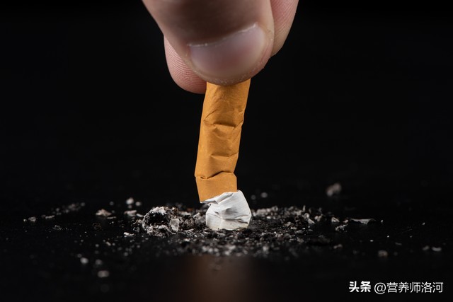 吸烟的危害及戒烟的三个建议,吸烟有危害健康请尽早戒烟