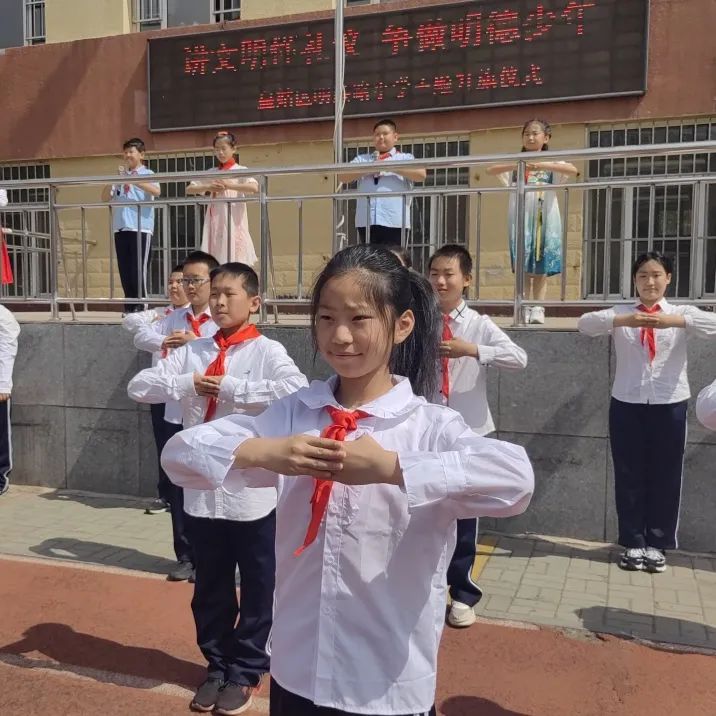 升旗仪式做文明有礼的儒雅少年,小学生文明有礼主题升旗仪式