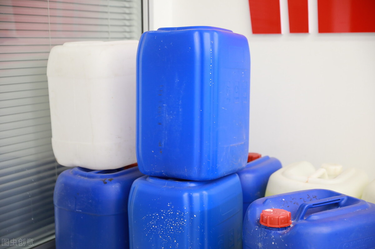 36岁女子咳嗽胸闷,双肺几乎全白!祸根找到了,和她天天用84有关