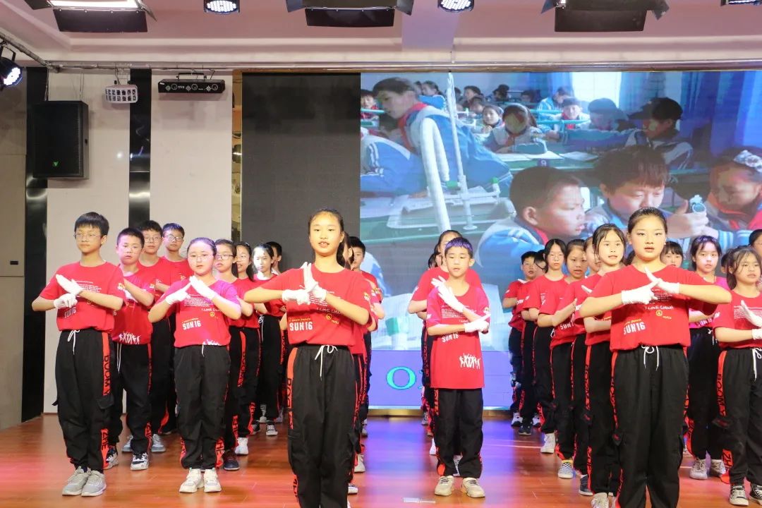 万二小举行2016级毕业典礼暨毕业班综合素质拓展活动