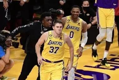 外卖员绝命压哨三分拯救詹姆斯,湖人加时险胜鹈鹕,豪取两连胜