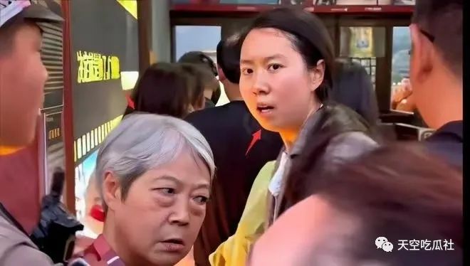 插队孙婆被做成表情包,媒体评插队婆孙被做成恶搞表情包