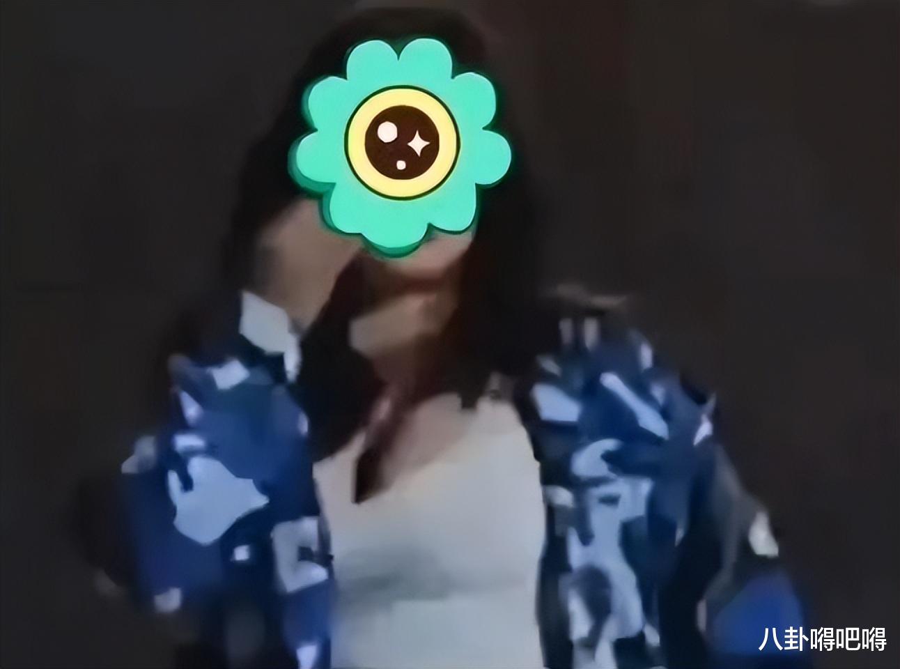 女生军训表演肩带滑落走光,多次露球继续热舞,真容曝光疑似炒作