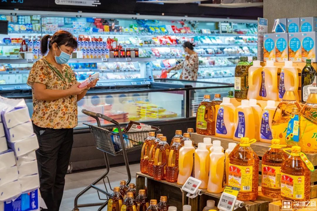 00后在深圳当推销员：“我的青春180元/天”