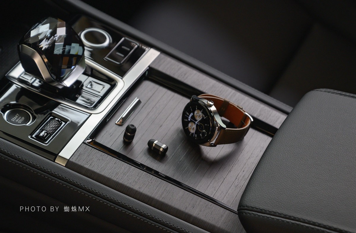 华为WATCHBuds耳机表体验：弹盖屏幕+磁吸耳机，这创意值100分