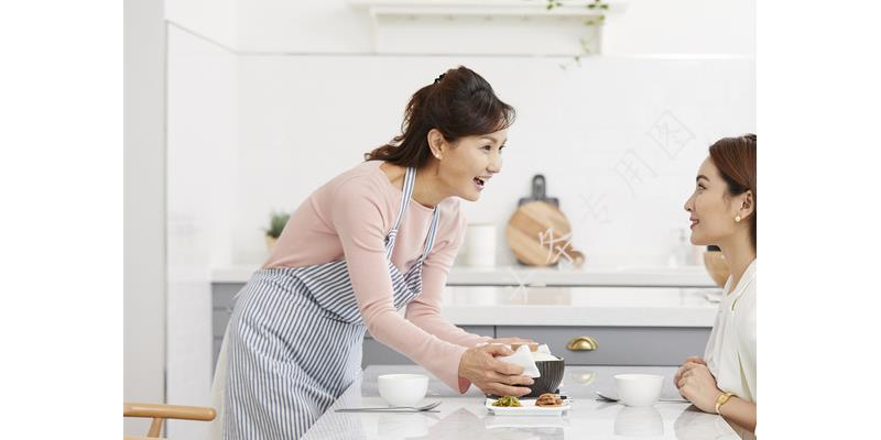 你以后再打我，这只鸡就是你的下场，狠妇一招制服了家暴老公