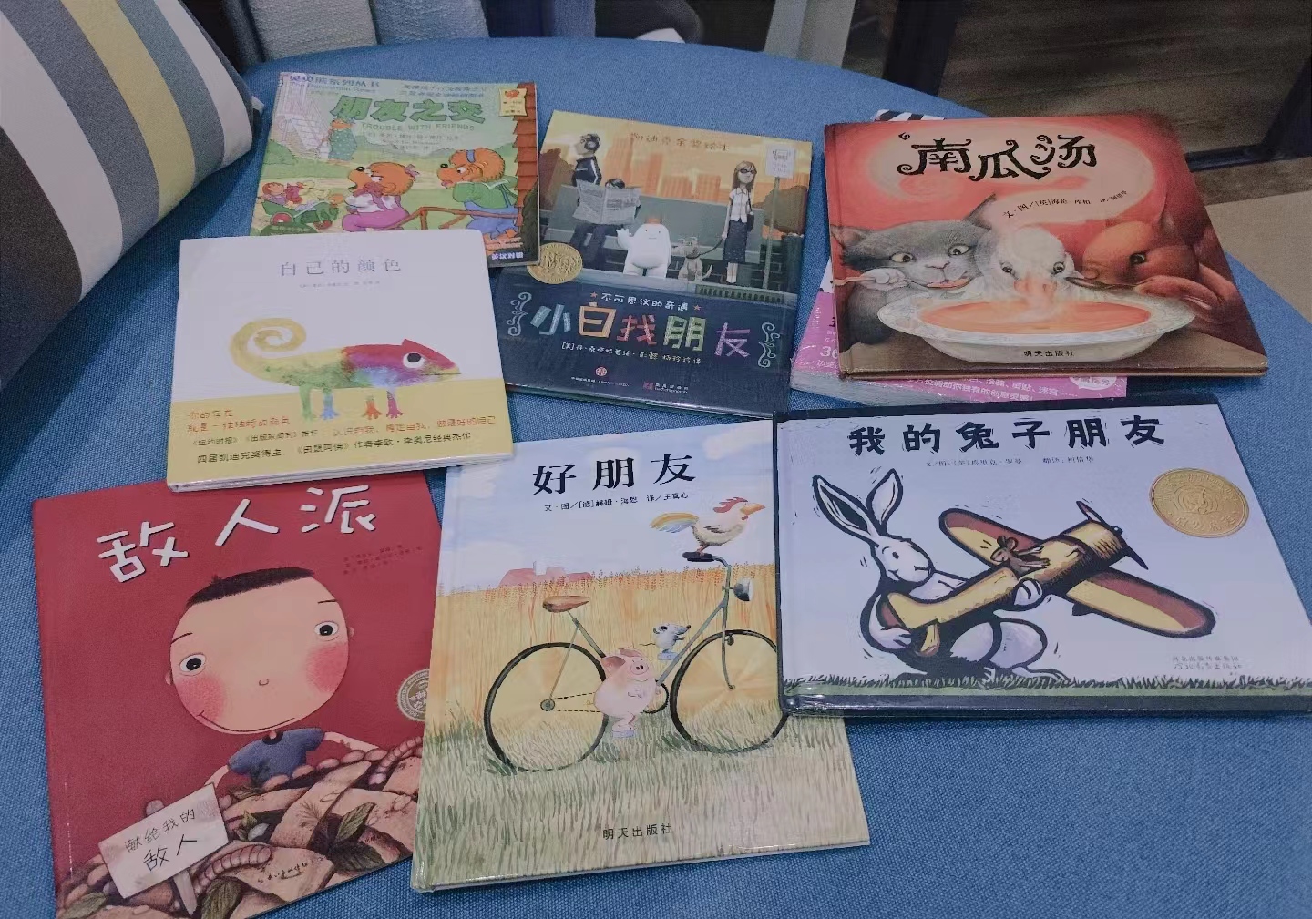 三岁宝宝社交能力差，不愿意和他人交流，不懂交朋友怎么办