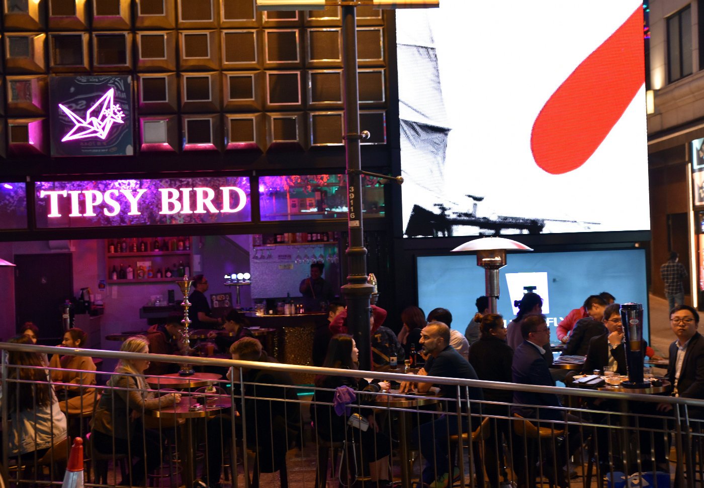 百亿代购产业消失，香港百货巨头营收暴降52%，被内地游客抛弃？