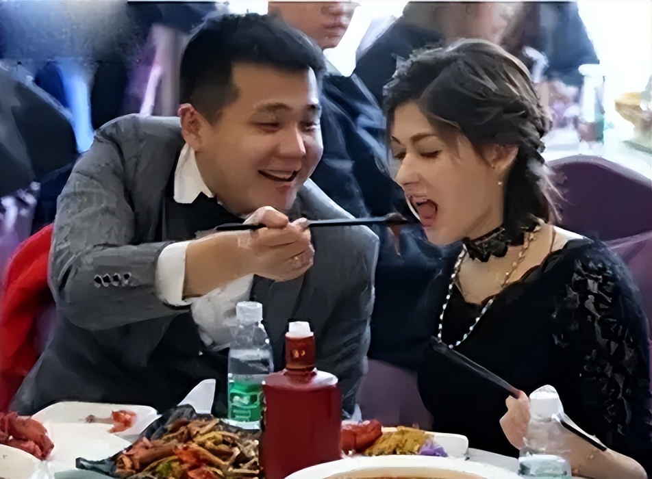 俄罗斯美女倒追中国穷小伙，没车没房不要彩礼也要嫁，她后悔了吗