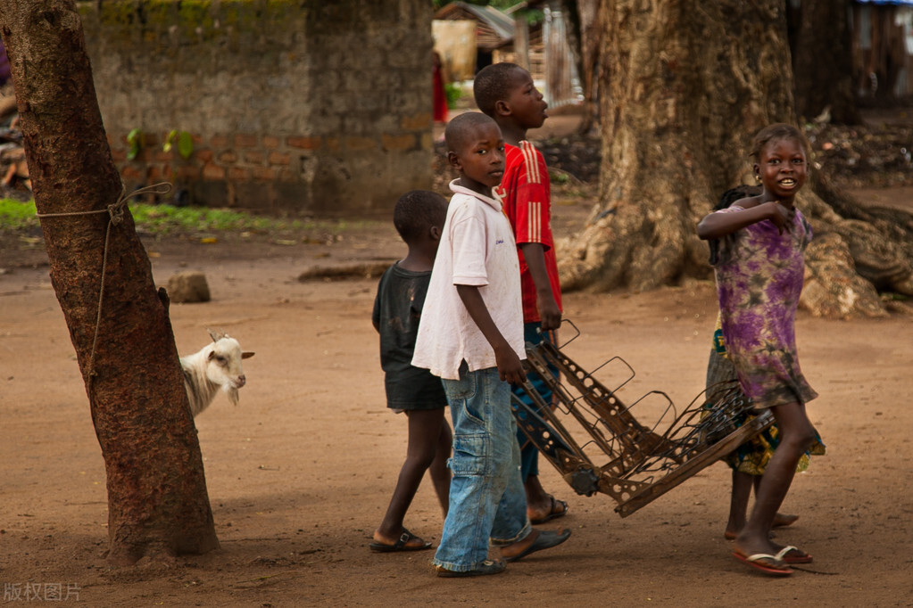 船到丹麦船员体会当地人的生活,去塞拉利昂