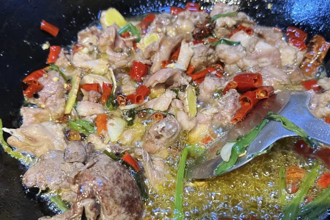 终于炒出了两锅会说自贡话的兔儿