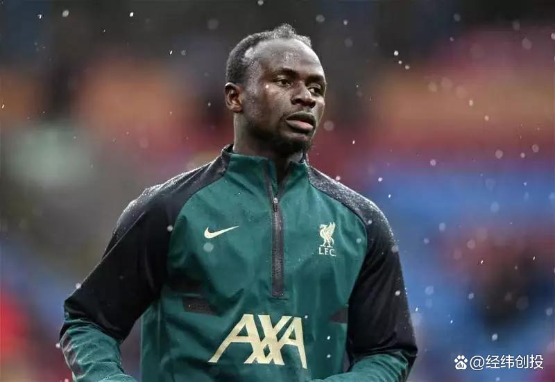 年薪千万却用碎屏手机，这位抠门非洲球星改变了无数家乡人的命运