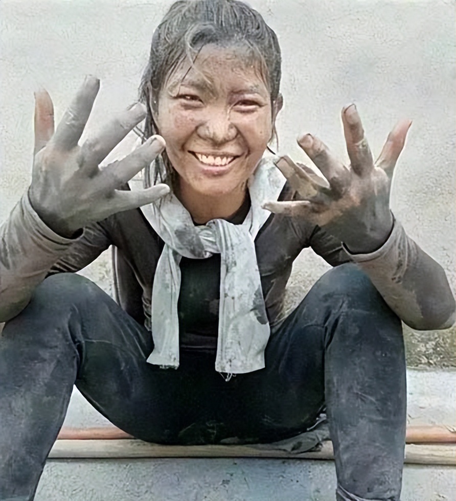 水泥妹曾遭央视痛批,2017年水泥妹扛水泥视频