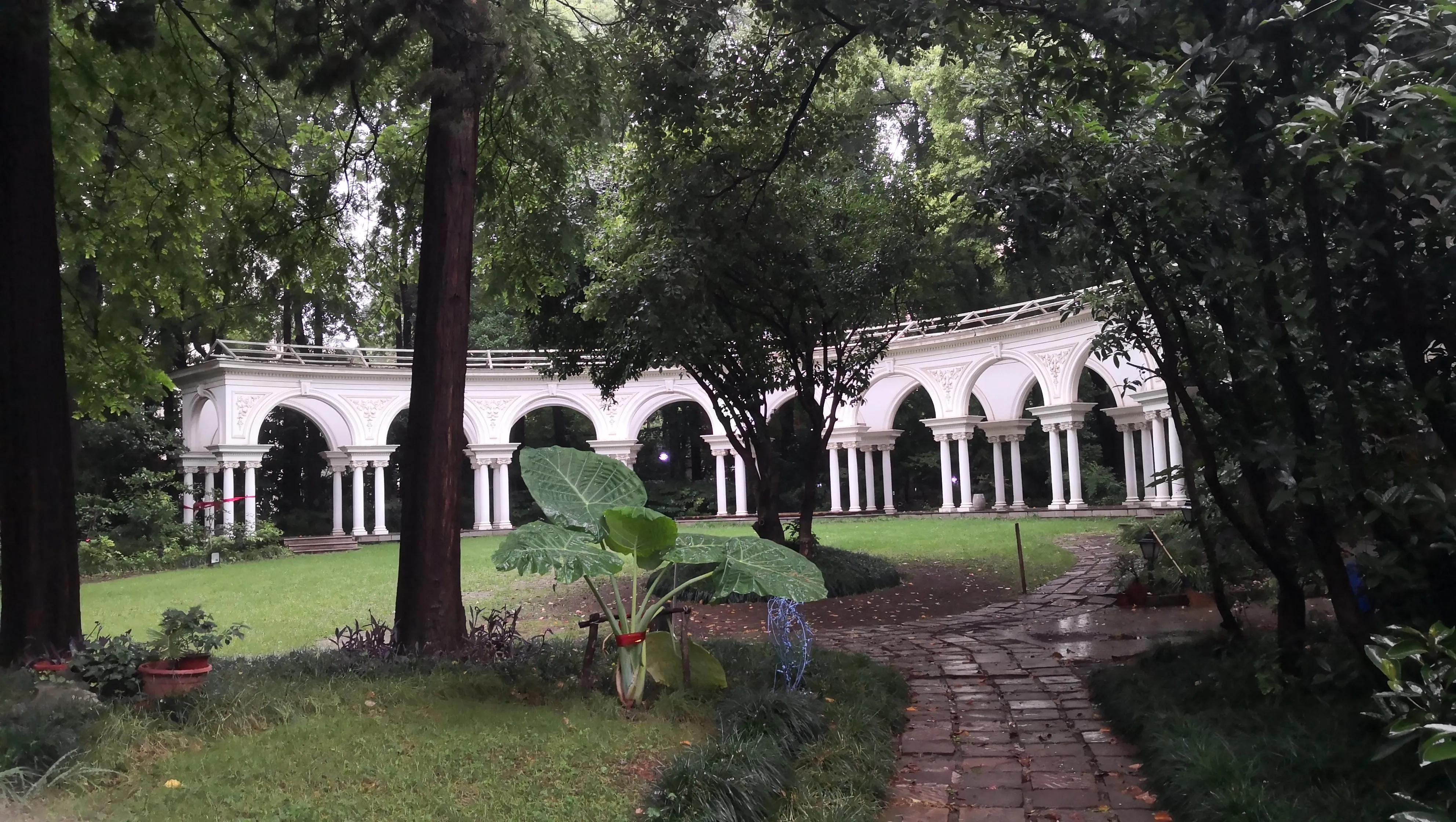 弄堂小吃、欧洲红酒，中西雅俗共赏