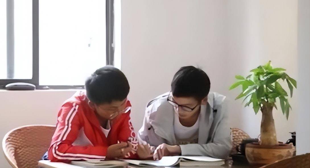 高考成绩714分状元却在工地搬砖,713分高考状元为凑学费到工地搬砖