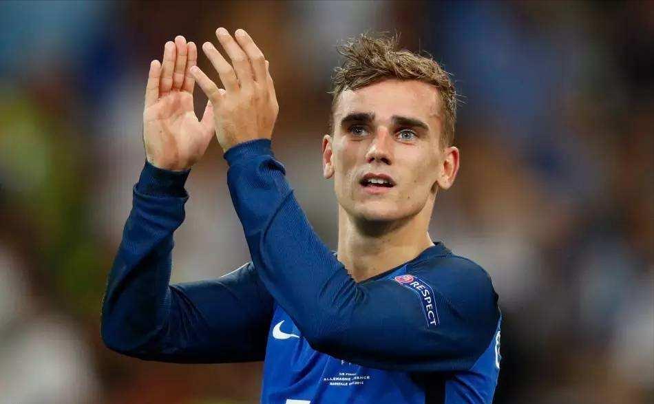 格列兹曼进球后示爱女友,格列兹曼示爱妻子