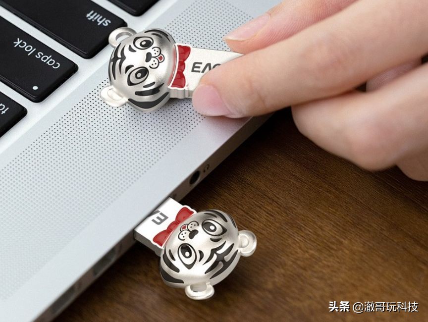 新年不知道给数码控送什么？没有比这些虎年主题配件更实用的了