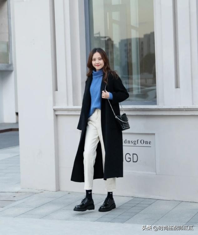 40岁女人无论穿裙子还是裤子,四五十岁的女人穿什么样的鞋子