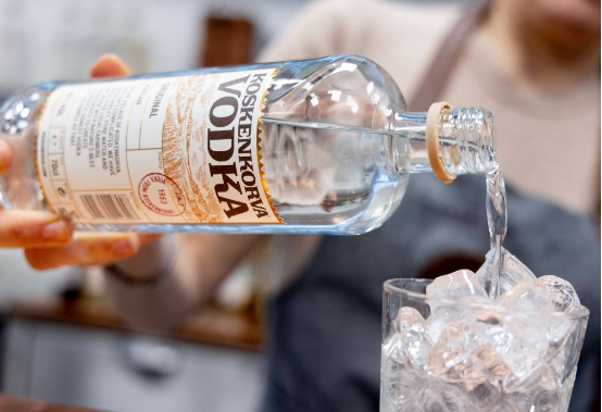 大批芬兰游客进入中国，轻装上阵并非旅游，竟是看上了我国白酒？