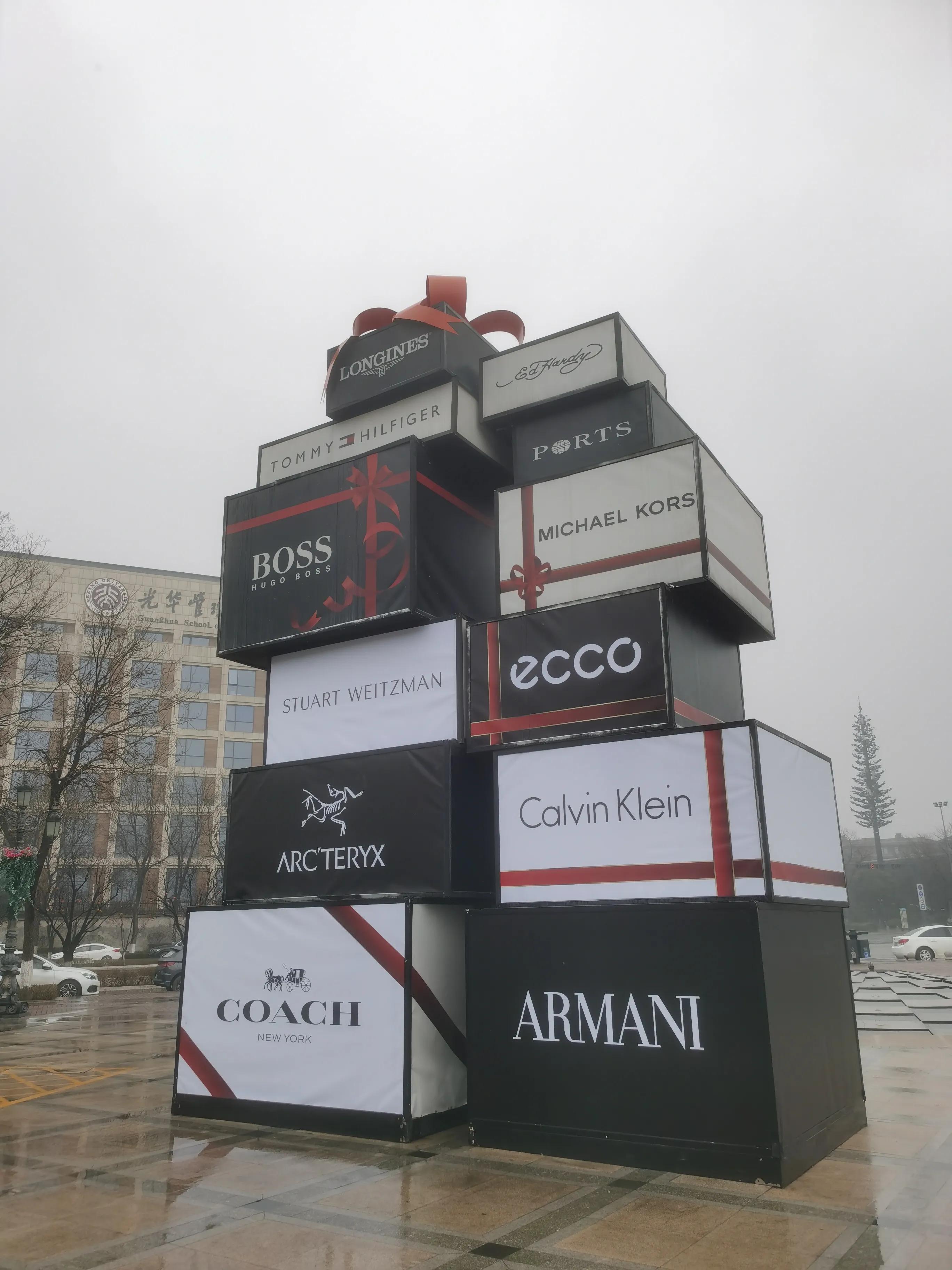 与砂之船奥莱相比，王府井赛特奥莱（临潼店）更高端一些