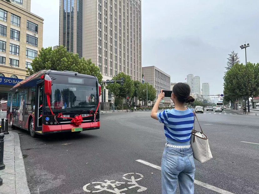 公交车变婚车全集,公交车变婚车创意新奇