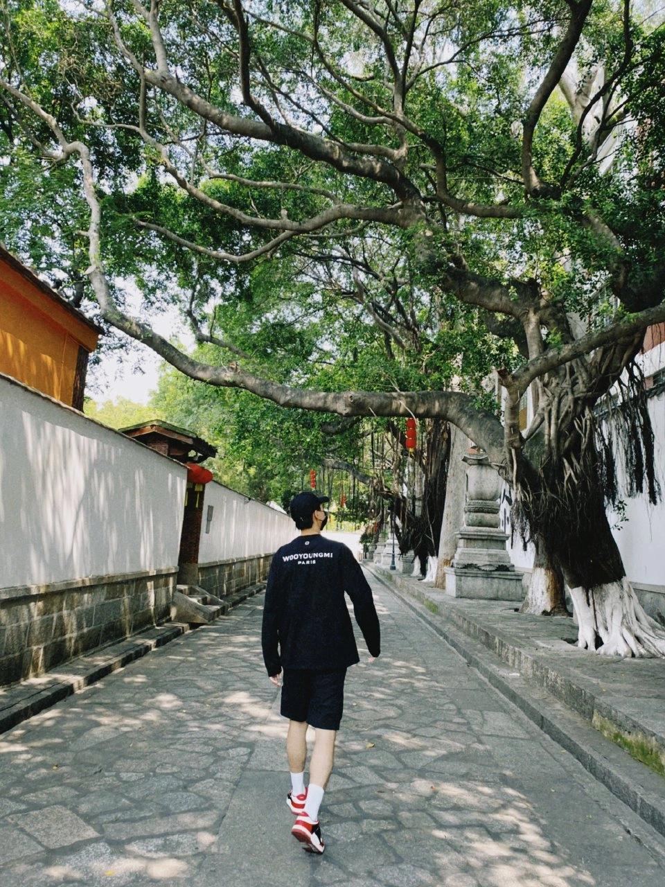 现男友李现穿搭,现男友李现一袭黑色着装帅气十足