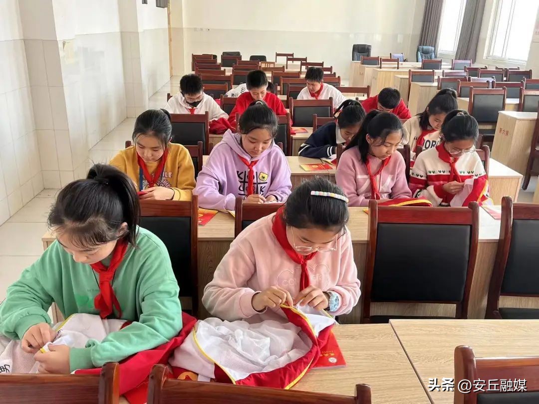 五一劳动节劳动最光荣小学一年级,小学五一劳动节社区劳动实践