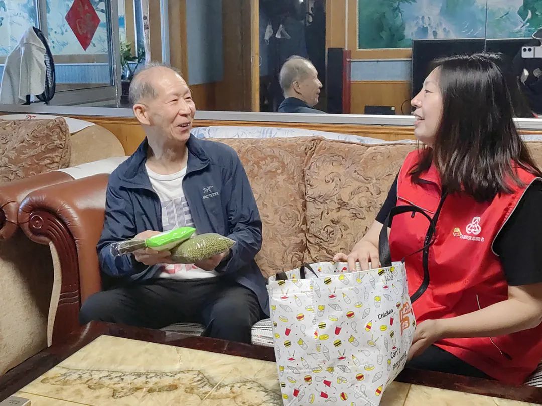为辖区孤寡老人献爱心,社区高温天气慰问独居老人