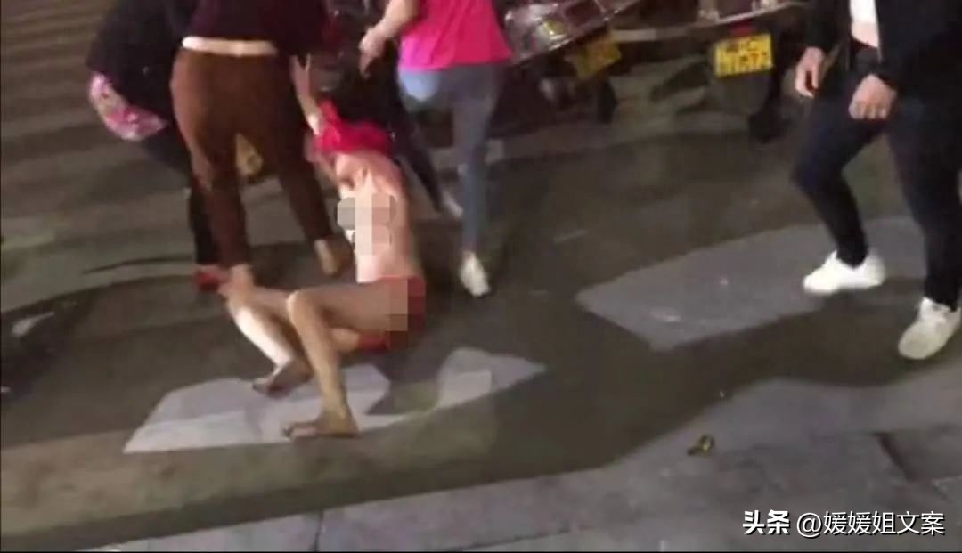 原配带人群ou三姐，揪头发，强行拖拽，扒衣服，只为泄愤