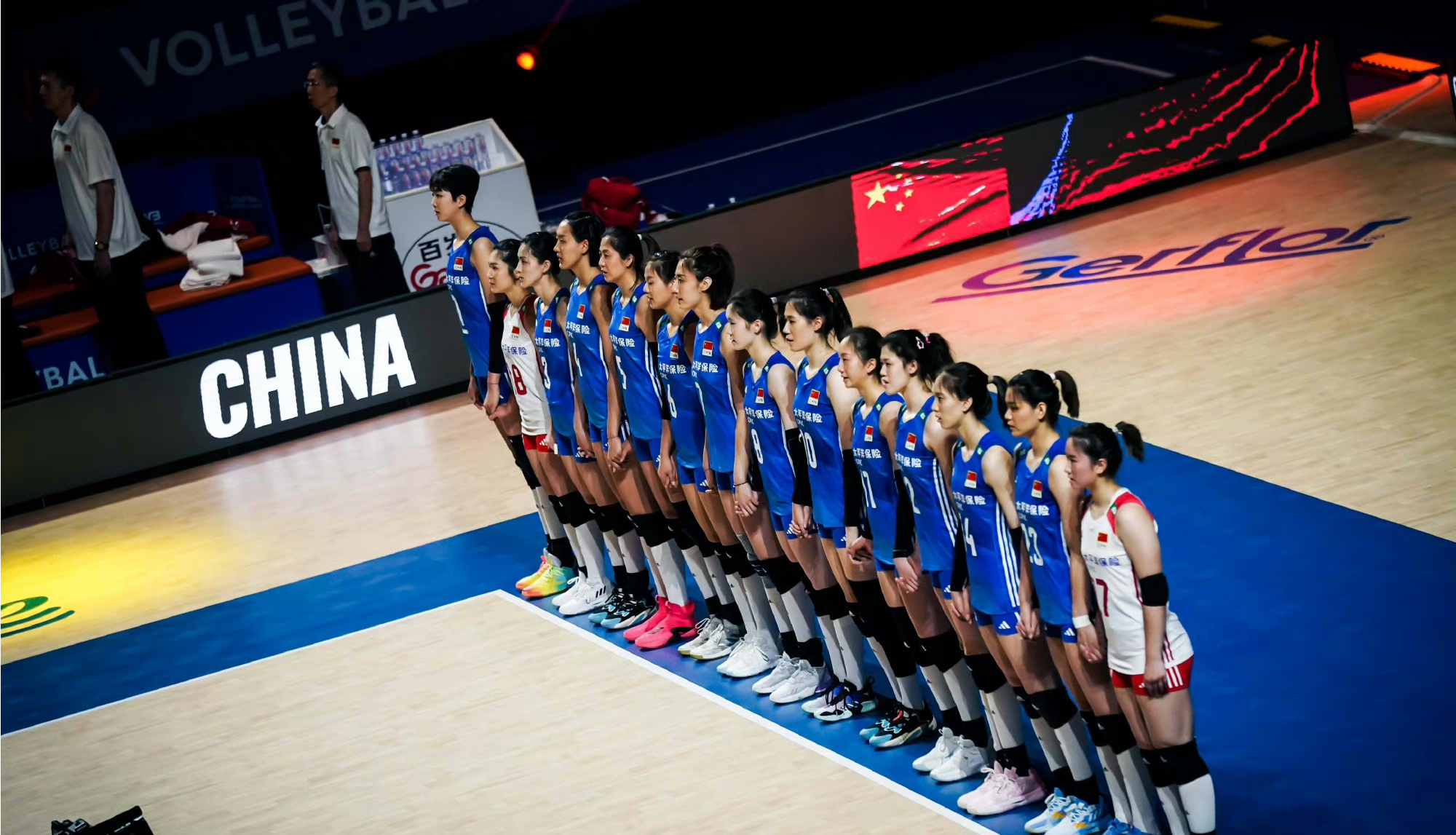 恭喜蔡斌！一样的队服不一样的阵容，中国女排迎来蓝色的胜利喜悦