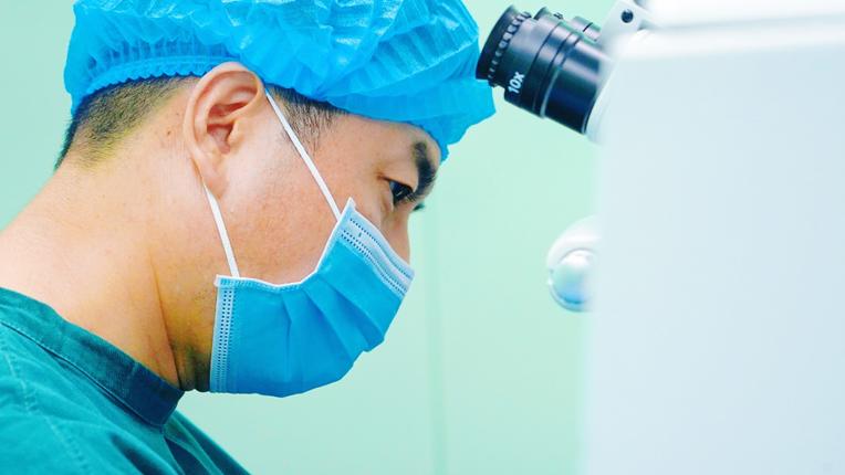 高度近视的并发症有眼底出血吗,超高度近视眼底并发症几率是多少