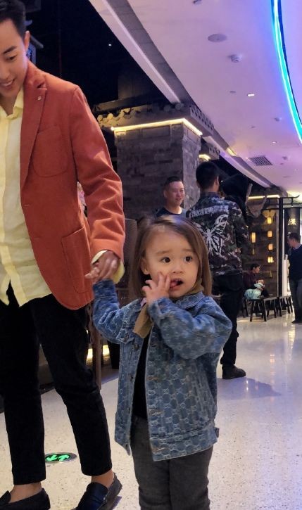 女老板花50万做试管婴儿,29岁单身女老板海外花50万买金子