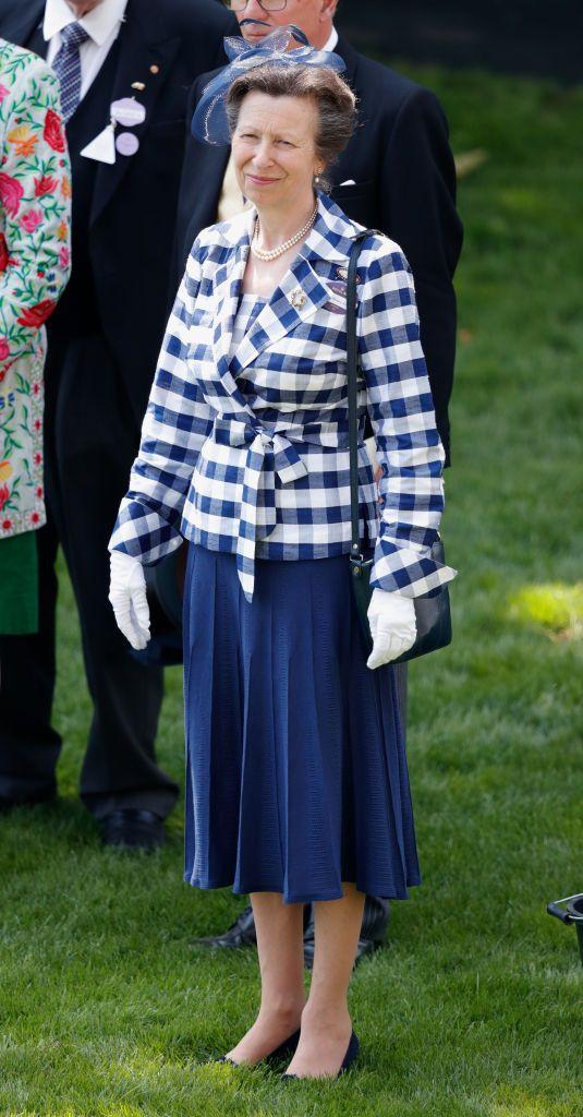 这位公主奶奶太会穿：72岁穿金戴帽，优雅贵气一眼看见