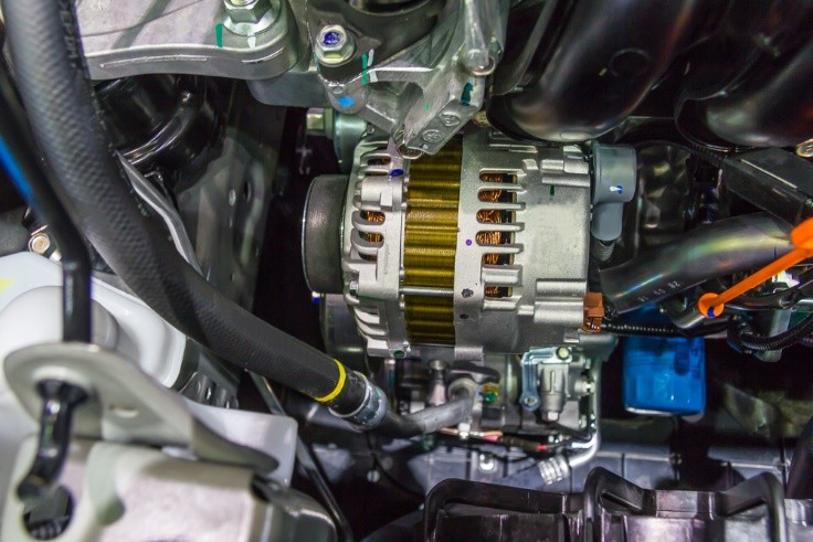 汽车发动机抖动怠速高怎么回事,发动机怠速高和电瓶有关系吗