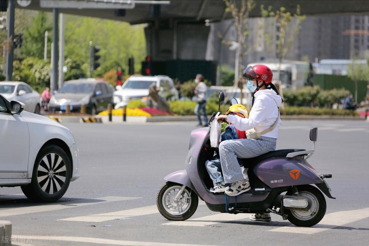 石墨烯电池与铅酸电池哪个寿命长,锂电铅酸石墨烯电瓶哪种寿命长